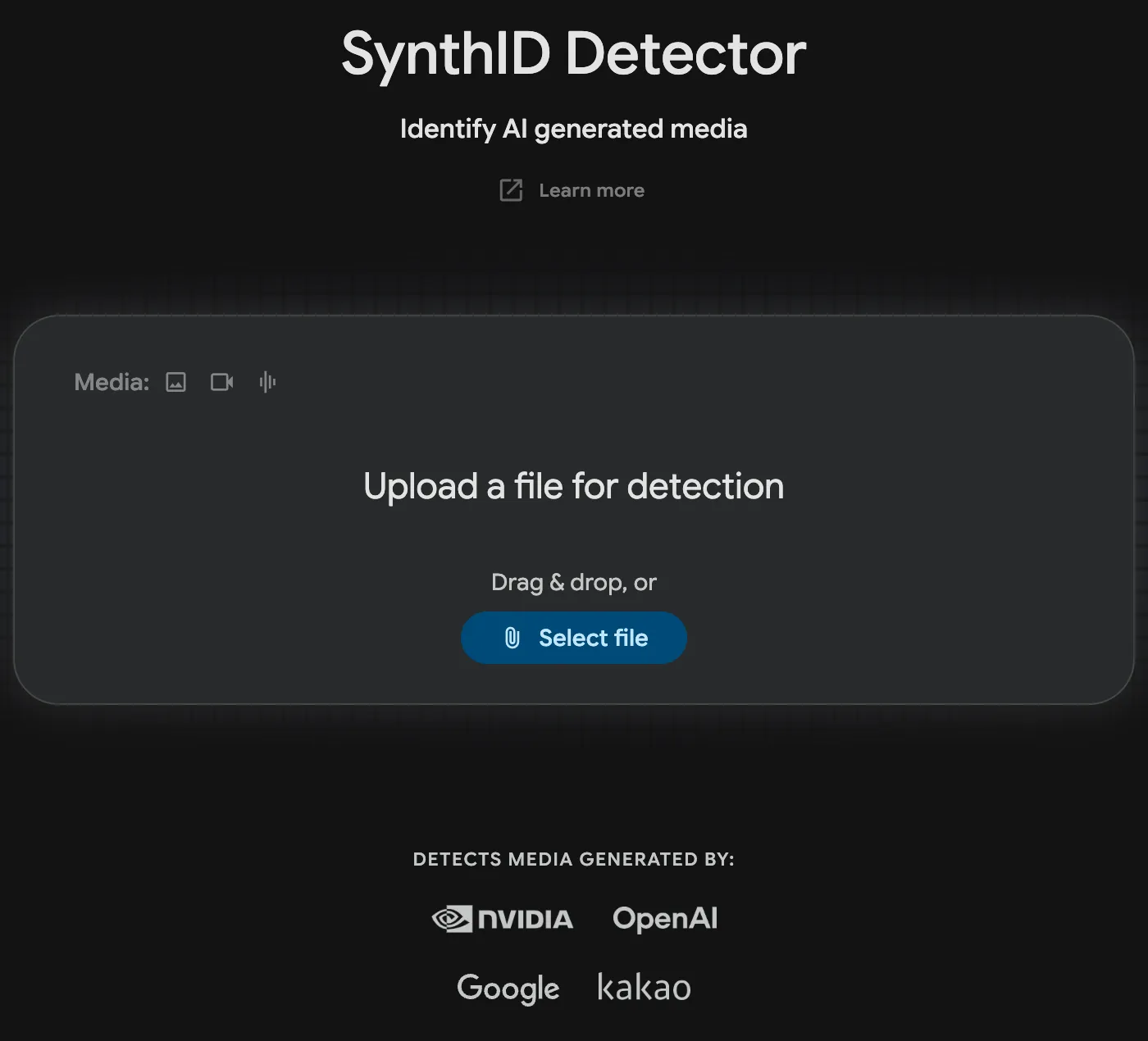 Page d’accueil de SynthID Detector : zone « Upload a file for detection » avec trois icônes de médias (image, vidéo, audio) et la mention « Detects media generated by » suivie des logos NVIDIA, OpenAI, Google et Kakao